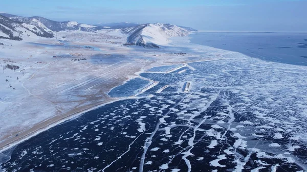 Letecký Bezpilotní Letoun Zachycující Zamrzlé Ledové Jezero Úpatí Zasněžených Hor — Stock fotografie