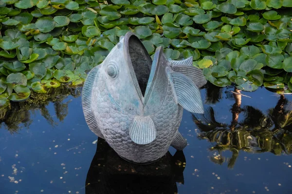 Metall Fisch Statue Auf Einem Dunklen Teich — Stockfoto
