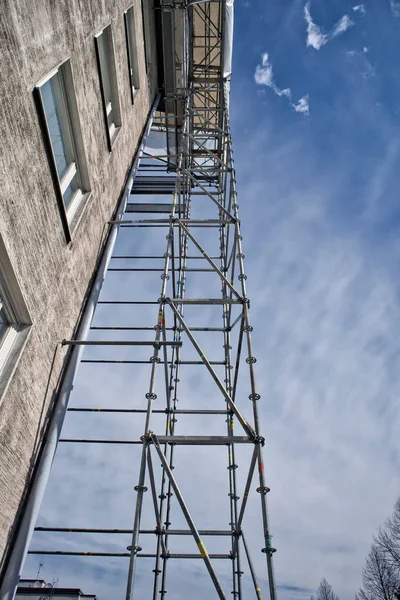 Tiro Vertical Ângulo Baixo Edifício Velho Com Andaimes Contra Céu — Fotografia de Stock