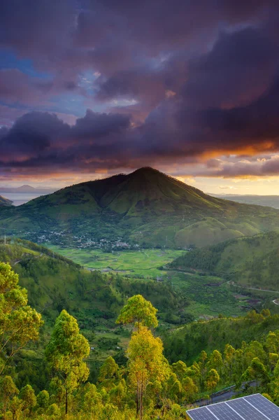 Tiro Vertical Montanhas Verdes Céu Cheio Nuvens Hora Pôr Sol — Fotografia de Stock