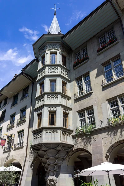 İsviçre 'nin Bern şehrindeki tarihi bir binanın cephesi.