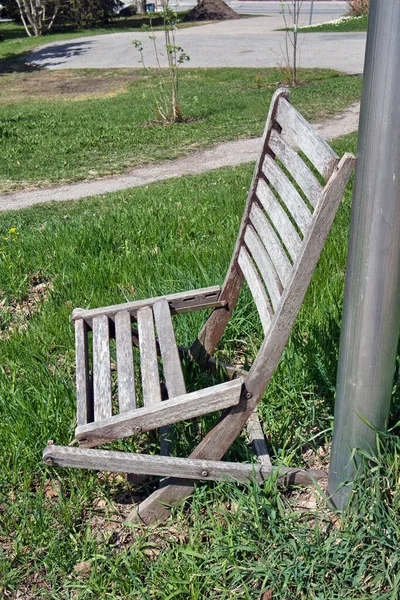 Een Verticaal Shot Van Een Kapotte Houten Stoel Tuin — Stockfoto