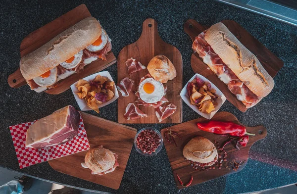 Une Vue Dessus Sandwich Bacon Une Omelette Sur Les Planches — Photo