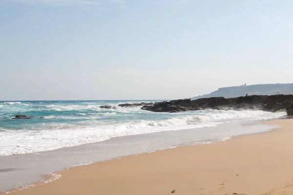 Una Vista Fascinante Una Playa Arena Con Olas Espumosas Costa — Foto de Stock