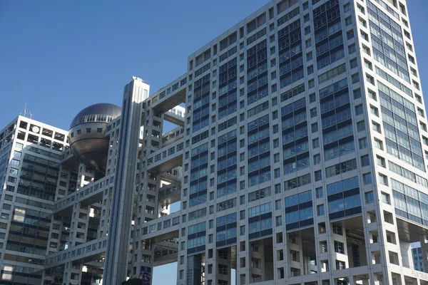 日本东京富士电视塔的一座现代城市建筑 在蔚蓝的晴空下矗立 — 图库照片