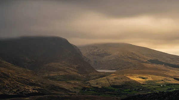 在多云的日子里 Conor Pass是爱尔兰山水的美丽景色 — 图库照片