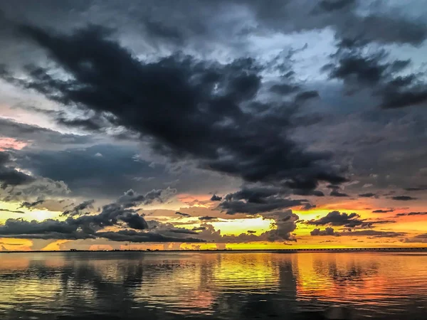 Ett Vackert Landskap Havet Horisont Den Dramatiska Solnedgången — Stockfoto