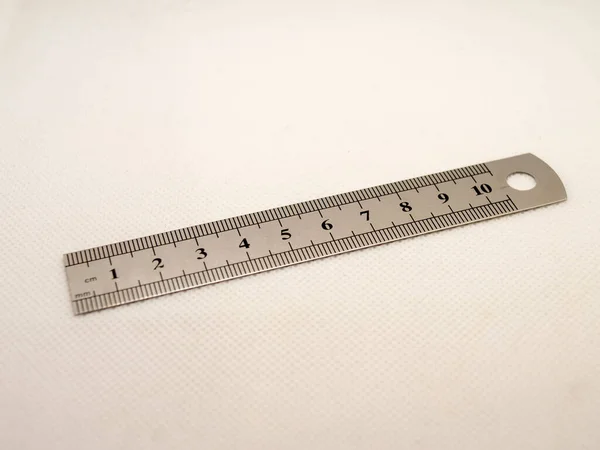 A型短金属尺子 10厘米 的特写 — 图库照片
