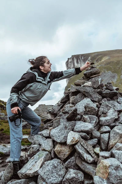 Mujer Apilando Rocas Cerca Cima Montaña Kvalvika Lofoten Noruega — Foto de Stock