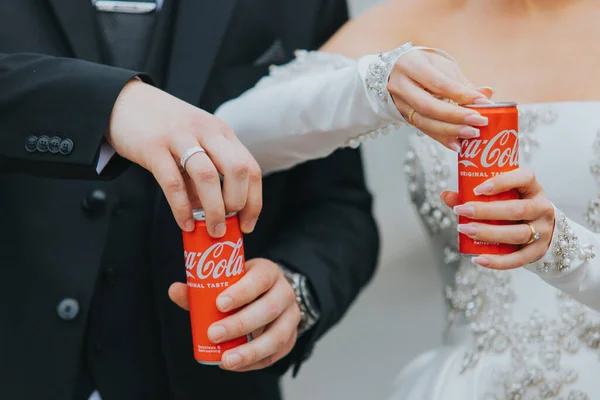 Close Uma Noiva Uma Lata Abertura Noivo Coca Cola — Fotografia de Stock