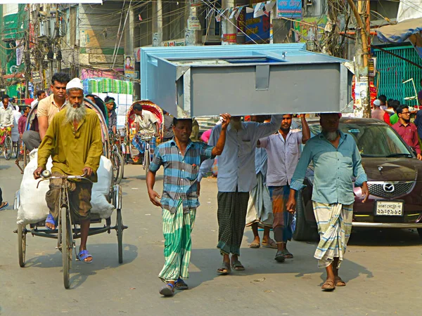 Quatro Homens Carregam Guarda Roupa Pelas Ruas Dhaka Bangladesh — Fotografia de Stock