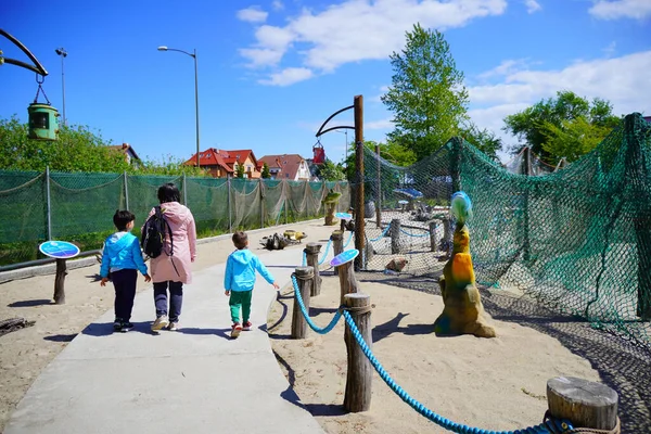 Una Mujer Dos Niños Caminando Por Sendero Con Modelos Peces — Foto de Stock