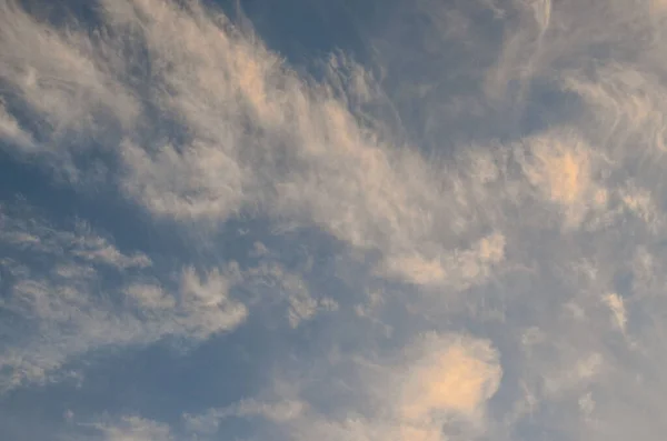 Cloudscape Nuvens Coloridas Pôr Sol Perto Oceano — Fotografia de Stock