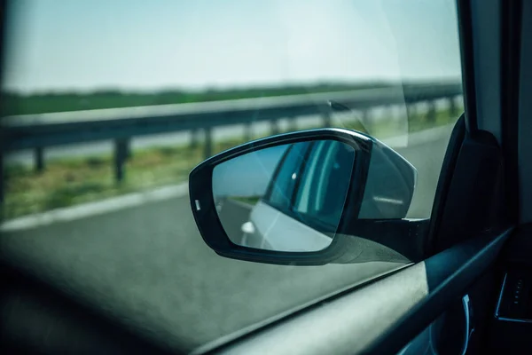 侧镜侧镜侧镜的特写镜头 从路边汽车内的窗户上取下 — 图库照片