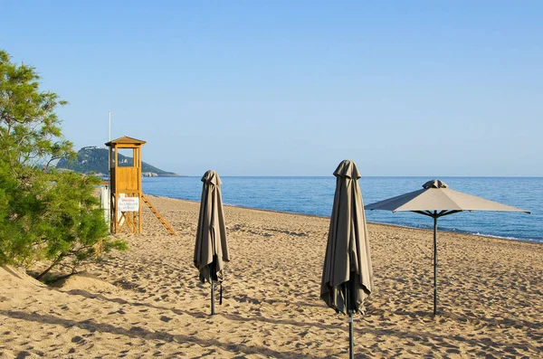 ギリシャの休日 美しい休日ホテル コスタ ナヴァリーノ 本物の経験の世界を提供し ギリシャの高級旅行先です — ストック写真