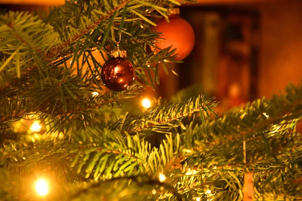 Brilhantes Bolas Árvore Natal Luzes Uma Árvore Natal Alemanha — Fotografia de Stock