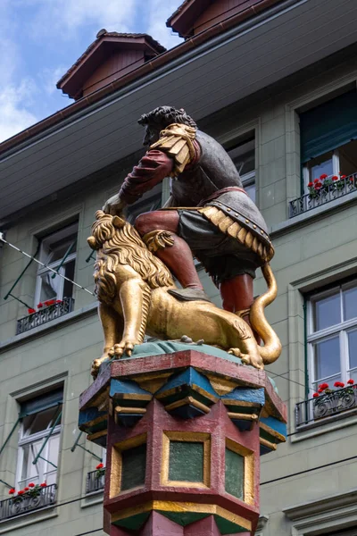 Low Angle Shot Samson Killing Lion Statue Building Background — Stock Photo, Image