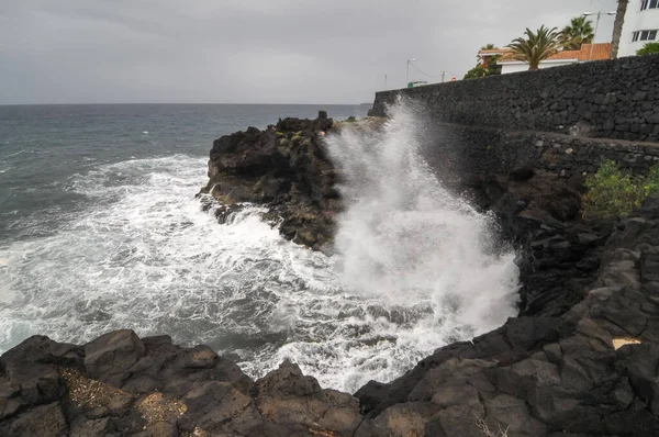 Fuertes Olas Estrellan Costa Volcánica Tenerife Islas Canarias —  Fotos de Stock