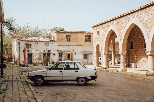 Kıbrıs Rum Kesimi 'nin Famagusta kentindeki eski bir araba ve ortaçağ binalarının sokak fotoğrafları