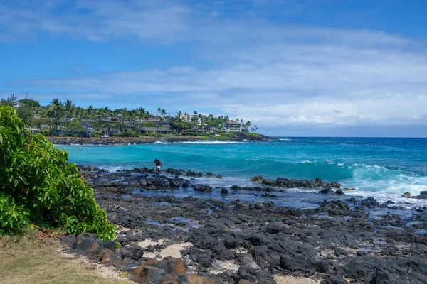 Hawaii 'nin Kauai adasındaki sahile vuran dalgaların güzel bir manzarası.