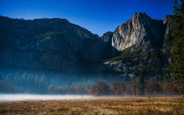 Una Hermosa Vista Las Formaciones Rocosas Parque Nacional Yosemite California —  Fotos de Stock