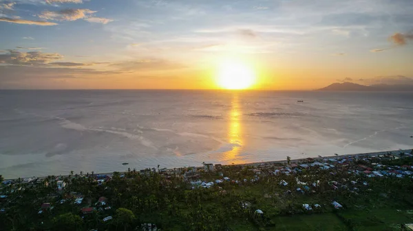 穏やかな海の上に魅力的な日の出 フィリピンの海岸 — ストック写真