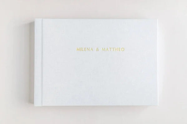 Pohled Svatební Album Bílým Minimalistickým Obalem Nápisem Milena Mattheo Stole — Stock fotografie