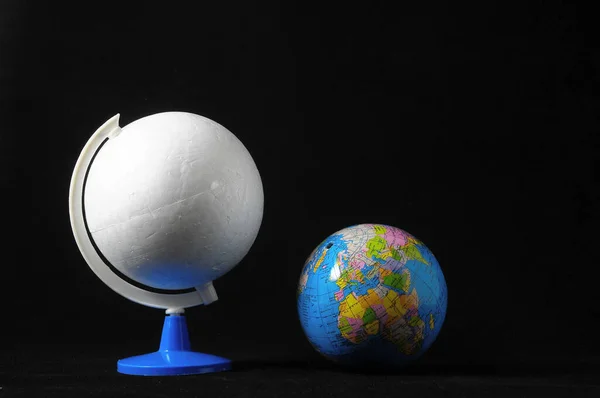 Viele Globen Planet Erde Auf Schwarzem Hintergrund — Stockfoto