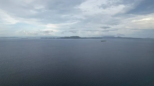 菲律宾 一个多云的日子 环绕着海水的绿色热带岛屿美丽的鸟瞰景象 — 图库照片