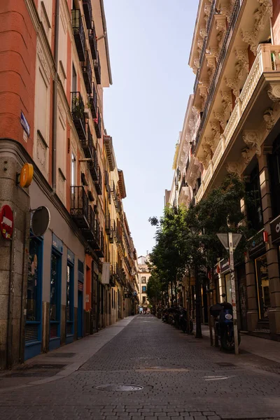 马德里一条街道的垂直截图 — 图库照片