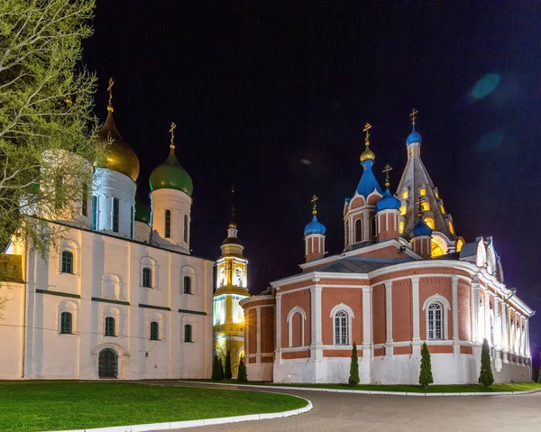 俄罗斯科洛姆纳大教堂广场上的古老东正教教堂和钟楼 — 图库照片
