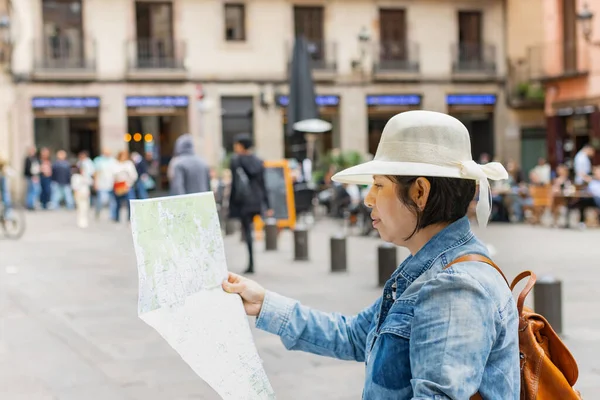 休暇中のラテン語の観光客バルセロナのゴシック地区の小さな広場で地図をコンサルティング スペイン 旅行のコンセプト — ストック写真