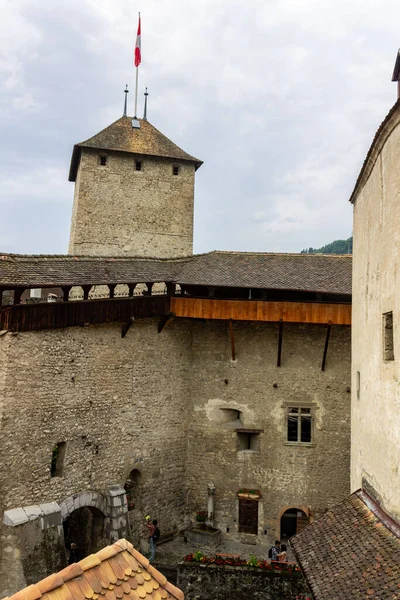 Vertical Shot Beautiful Courtyard Ancient Stone Chillon Castle Veytaux Switzerland — Stock Photo, Image