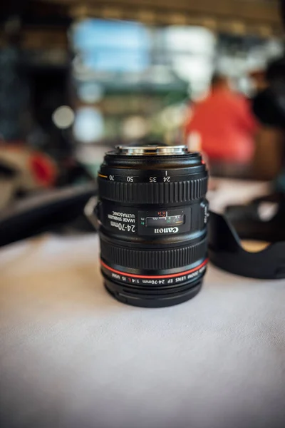 Een Verticale Opname Van Een Canon 70Mm Usm Cameralens Een — Stockfoto