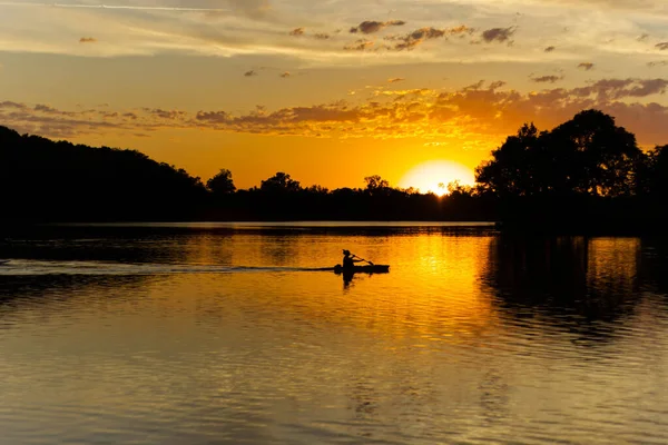 Силуэт Рыбака Лодке Озере Время Прекрасного Золотого Заката — стоковое фото