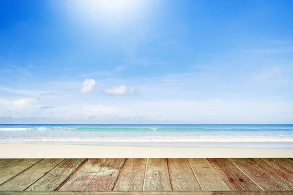 ポーチから見える晴れた日の青い海に対する砂浜の3Dレンダリング — ストック写真