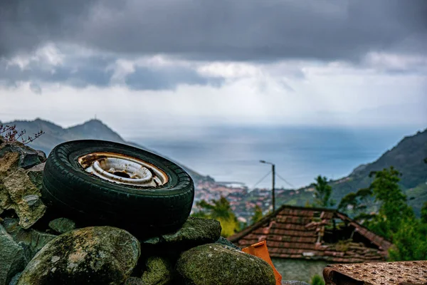 Car Wheel Stones Background Townscape Next Sea Cloudy Weather — Stock Photo, Image