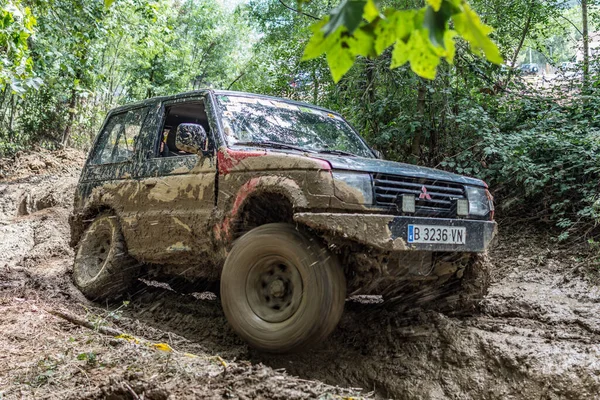 Büyük off road vagonu 4x4. Mitsubishi Pajero kırmızı ve siyah.