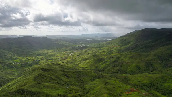 Eine Luftaufnahme Der Grünen Berglandschaft Einem Bewölkten Tag Auf Den — Stockfoto