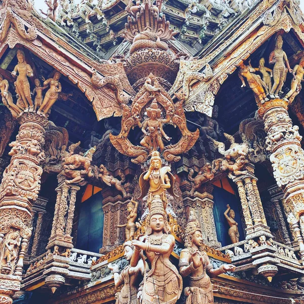 Gorgeous Low Angle Shot Exquisite Sculptures Sanctuary Truth Temple Pattaya — Stock Photo, Image