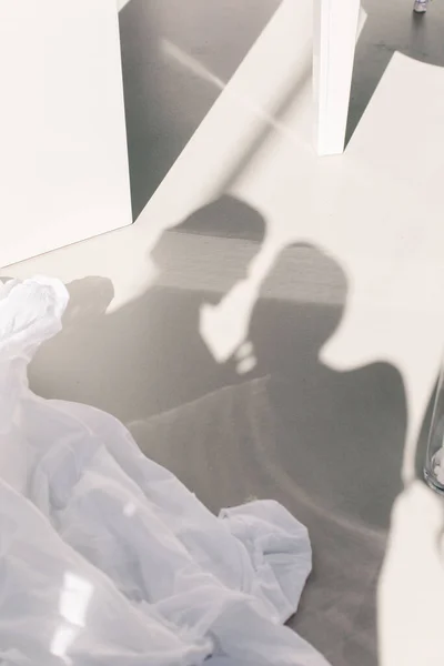 Eine Vertikale Aufnahme Der Schatten Eines Verliebten Paares Braut Und — Stockfoto