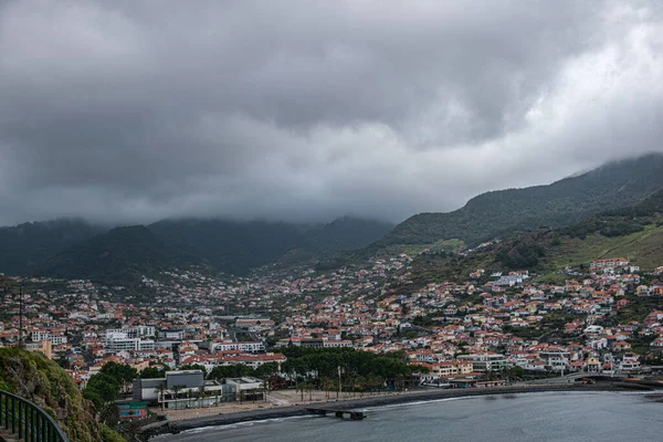 Una Vista Panorámica Costa Madeira Con Nubes Esponjosas Fondo Portugal — Foto de Stock