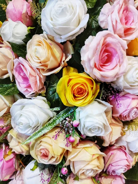 布で作られた美しい多色の偽のバラの垂直ショット — ストック写真