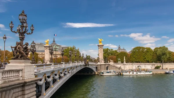 Paris Die Brücke Alexandre Iii Über Die Seine Mit Hausbooten — Stockfoto