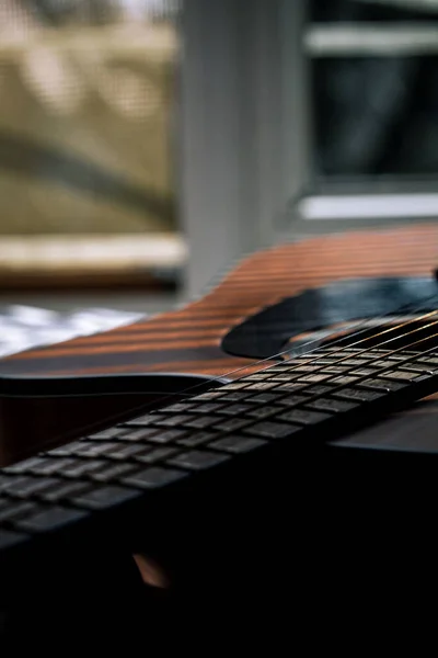 Nahaufnahme Einer Braunen Gitarre Schattenlicht — Stockfoto