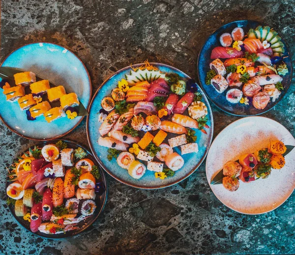 Une Vue Dessus Ensemble Rouleaux Sushi Fruits Mer Sur Fond — Photo