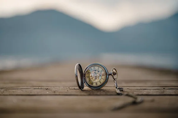 Kaliteli Bir Cep Saatinin Bulanık Dağlarla Kaplı Ahşap Bir Doku — Stok fotoğraf