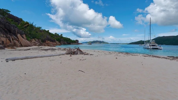 Catamarano Parcheggiato Vicino Una Spiaggia Sabbiosa Aldabra Seychelles — Foto Stock