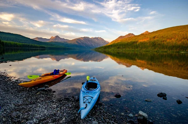 Encantadora Vista Del Parque Nacional Glaciar Con Coloridos Kayaks Orilla — Foto de Stock