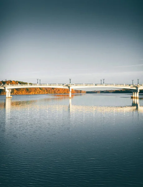 Vertical Shot White Bridge Calm Lake Surrounded Autumn Trees Blue — Stock Photo, Image